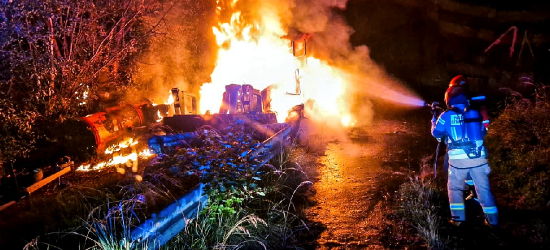 USTJANOWA GÓRNA. Nocny pożar koparko-ładowarki. Palącą się maszynę ugasili strażacy [ZDJĘCIA]