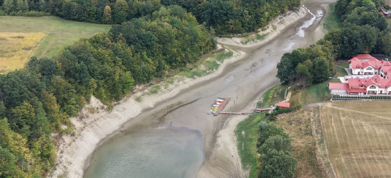 Wysychający Zalew Sieniawski. Problemy z wodą także w sąsiednich gminach [VIDEO Z DRONA, ZDJĘCIA]
