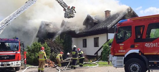 ZDJĘCIA z pożaru pensjonatu w Bieszczadach. Trwa akcja strażaków