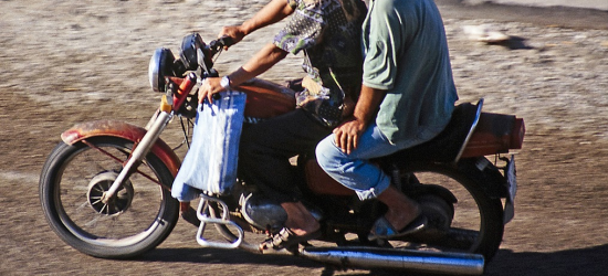 Pijany 23-latek wjechał do rowu. Pomagał mu pijany motorowerzysta