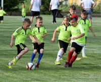 Dużo sportowej radości podczas Dnia Dziecka Akademii Piłkarskiej Sanok. Z wychowankami zagrali… rodzice! (FOTORELACJA)