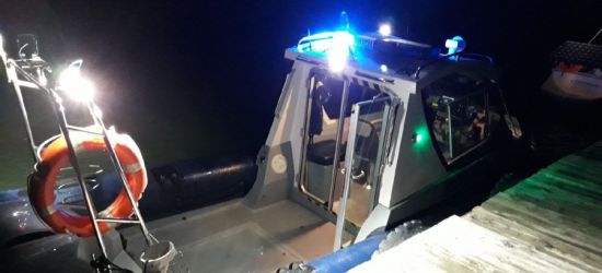 23-letni awanturnik. Policjanci i strażacy płynęli po niego przez Jezioro Solińskie