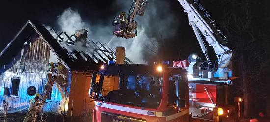 PORAŻ: Pożar budynku mieszkalnego. W akcji 6 zastępów straży pożarnej (ZDJĘCIA)