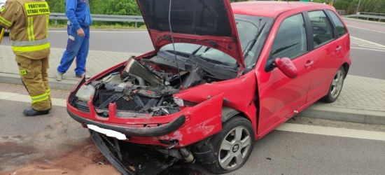 Osobówka wbiła się w ciężarówkę. Kierowca w szpitalu (ZDJĘCIA)