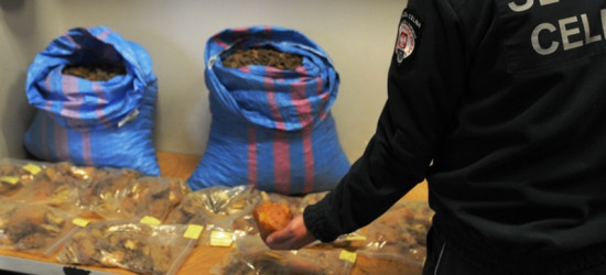 W podłodze samochodu schowali 70 kg bursztynu wartego ponad 140 tys. zł! (ZDJĘCIA)