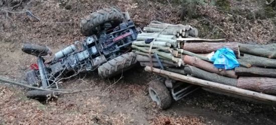 Ciągnik przygniótł 42-latka. Mężczyzna trafił do szpitala (FOTO)