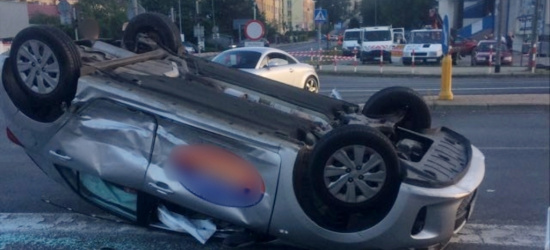 SANOK: Kolizja trzech pojazdów. Jeden dachował (NOWE ZDJĘCIA)