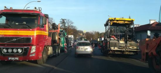 Duże korki w godzinach szczytu. Jeśli możecie, omijajcie Dąbrówkę (ZDJĘCIA)