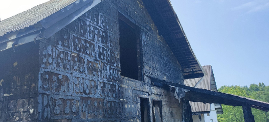 Pożar domu w Komborni. Rodzina straciła dach nad głową – potrzebne wsparcie! (VIDEO)