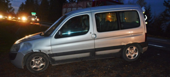 Wysiadała z autobusu. Przechodząc przez jezdnię, wtargnęła pod osobówkę (FOTO)