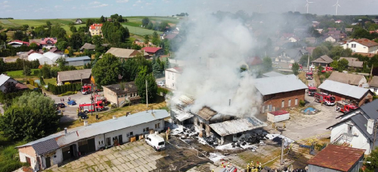 PILNE! Pożar zakładu regeneracji opon w Markowej. Z ogniem walczyło 90 strażaków z 24 jednostek [ZDJĘCIA, VIDEO]