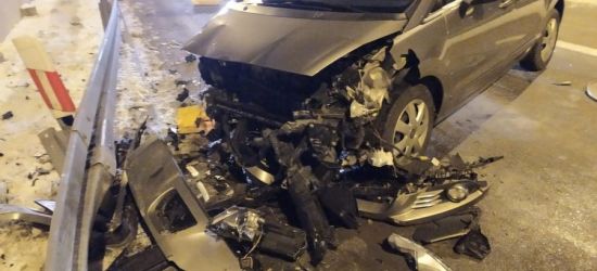 Uderzył w peugeota i uciekł. Zgubił tablicę rejestracyjną (ZDJĘCIA)