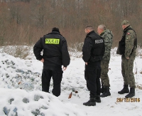 DOBRA: Dzikie wysypisko nad Sanem. Znaleziono dwie wywrotki szklanych butelek (ZDJĘCIA)