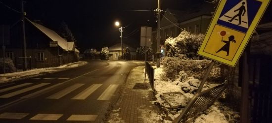 Zniszczone barierki i znak przy przejściu dla pieszych (ZDJĘCIA)