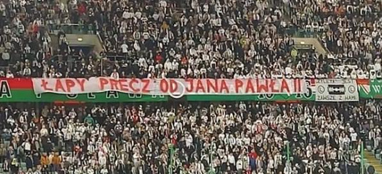 „Łapy precz od Jana Pawła II”. Mocny przekaz kibiców! (FOTO)