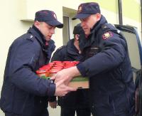 Otwarte serca funkcjonariuszy Straży Ochrony Kolei. Pomagają chorym i bezdomnym (FILM)