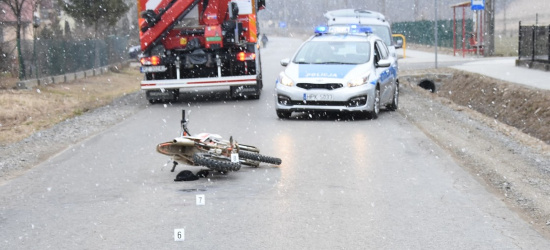 Wymuszenie kierowcy osobówki. 15-letni motocyklista ranny. Nie był trzeźwy (ZDJĘCIE)