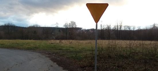 ZASŁAW: Znak ustąp pierwszeństwa dla drogi polnej? (ZDJĘCIA)