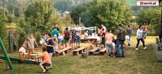 Zabawa, poezja śpiewana i wspólne ognisko. Piknik rodzinny w Morochowie (VIDEO)
