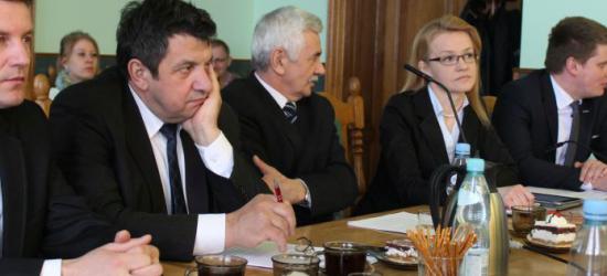 Pracownicy administracyjni do zwolnienia. Kolejne reformy w powiatowej oświacie (FILM)
