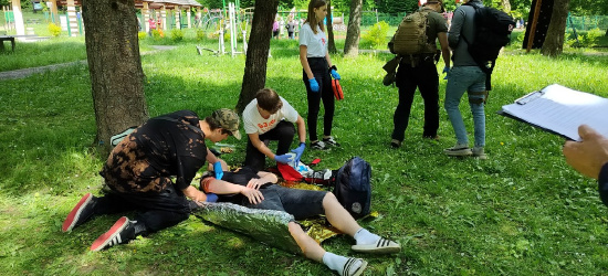 Młodzież uczy się pomagać podczas Mistrzostw Pierwszej Pomocy (ZDJĘCIA)