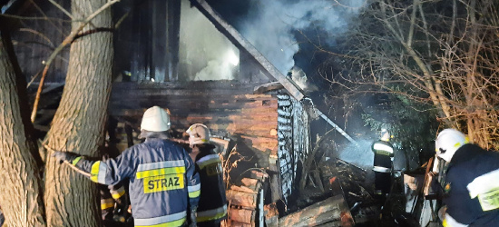 GÓRKI. Nocny pożar drewnianego budynku. Czy doszło do podpalenia? (ZDJĘCIA)