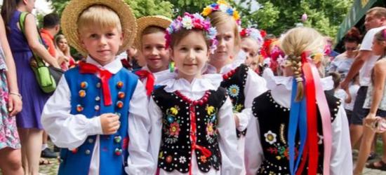 21 LIPCA / SANOK: Dziecięce zespoły polonijne na Rynku