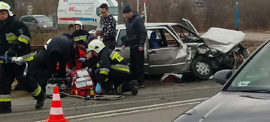 Groźna czołówka w Zagórzu. Jedna osoba uwięziona w pojeździe (FOTO)