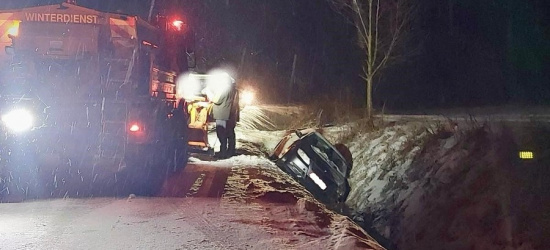 20-latek bez prawa jazdy niebezpieczną jazdę zakończył w rowie (ZDJĘCIE)