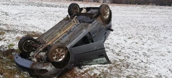 Dachowanie. Postronni kierowcy wyciągnęli poszkodowanego z pojazdu (ZDJĘCIA)