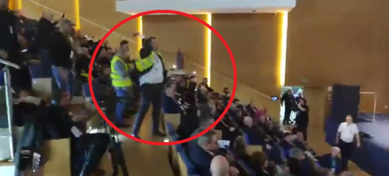 Minister obrzucony jajkami! Interweniowała policja (VIDEO)