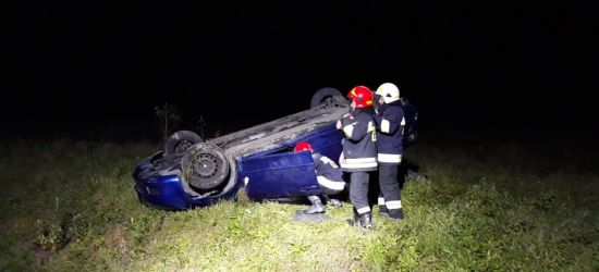 Dachowanie osobówki. Kobieta trafiła do szpitala (FOTO)