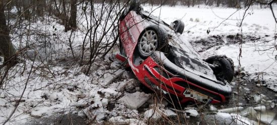 Dachowanie samochodu. Mężczyzna uwięziony w pojeździe! Uważajmy! (FOTO)