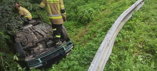 Samochód wypadł z drogi i dachował! (FOTO)
