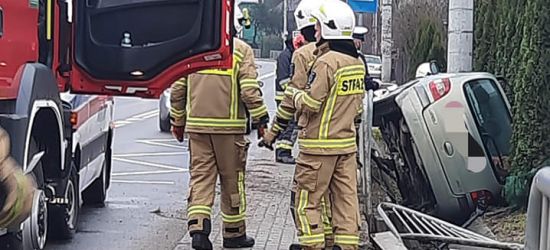 Niebezpiecznie w Zagórzu. Samochód wypadł z drogi (FOTO)