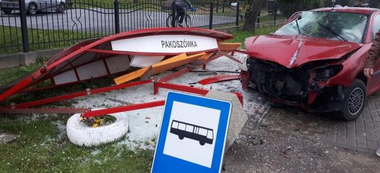 Straciła panowanie nad peugeotem i uderzyła w przystanek (FOTO)