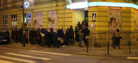 SANOK: 50 osób pod bankiem. Kolejka od 1 w nocy (ZDJĘCIA)