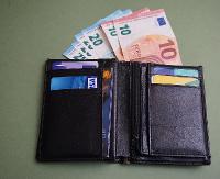 Znalazł portfel z pieniędzmi i dokumentami. Oddał go policjantom