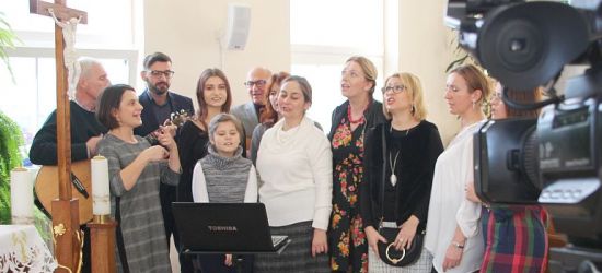 Rozpoczęliśmy Adwent. Posłuchaj pięknego wykonania „Chwalę Ciebie Panie” (VIDEO)