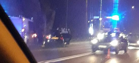 Wystrzelone poduszki, szkło na drodze. Kraksa na Dąbrówce (FOTO)