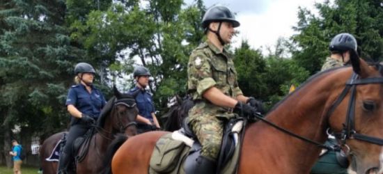 Policjanci na koniach podczas targów w Lutowiskach (ZDJĘCIA)