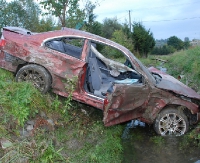 BRZOZÓW24.PL: Pijany wyprzedzał dwa samochody, dachował i wylądował w rzece (ZDJĘCIA)