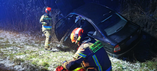 W szpitalu zmarła 18-letnia pasażerka skody. Samochód wjechał w skarpę (ZDJĘCIA)