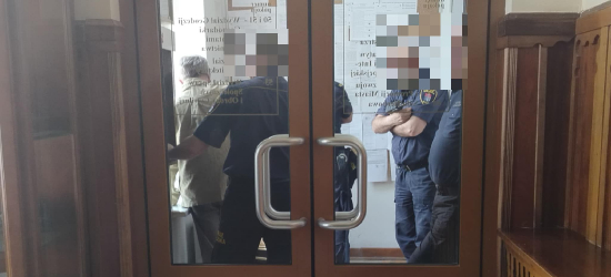 Z OSTATNIEJ CHWILI! Mieszkaniec zakłócił sesję rady i odmówił opuszczenia urzędu. INTERWENIUJE POLICJA!