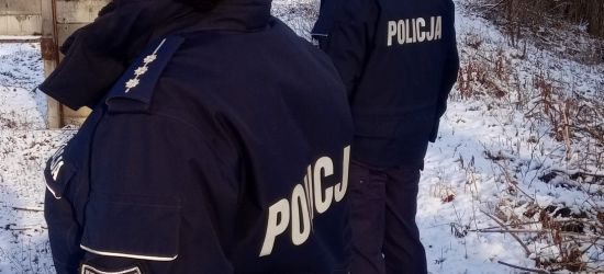 Policjanci uratowali kobietę z urazem głowy. Groziło jej wychłodzenie!