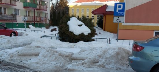 SANOK: Na miejsce parkingowe dla niepełnosprawnych zepchnięto zalegający śnieg!