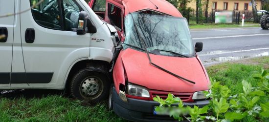 REGION: Zderzenie trzech osobówek. Do szpitala trafił kierowca citroena (ZDJĘCIA)