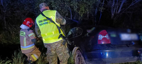 Auto wypadło z drogi i uderzyło w słup. Kierowca był pijany
