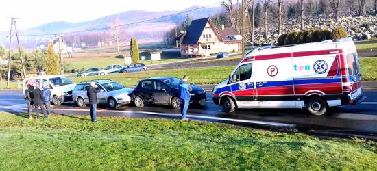 Kolizja trzech pojazdów na drodze wojewódzkiej (FOTO)