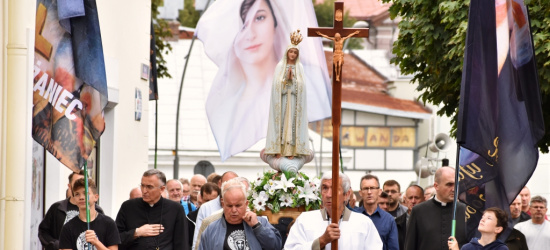 SANOK: Świadectwo wiary. „Męski różaniec” na ulicach miasta (VIDEO, ZDJĘCIA)